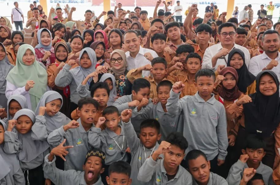 Wali Kota Eri Cahyadi Mengajak Siswa Sekolah Rakyat Surabaya Menanamkan Karakter Gotong Royong Sejak Dini