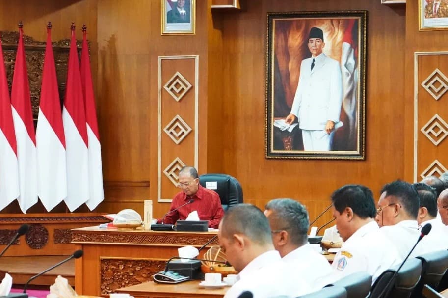 Gubernur Wayan Koster Menetapkan Lima Kawasan Rendah Emisi untuk Perkuat Pariwisata Berkelanjutan di Bali