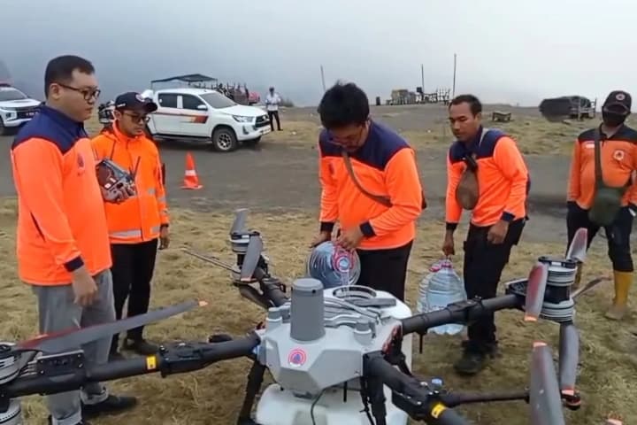 BPBD Jatim Kerahkan Drone Water Spray dan Damkar untuk Padamkan Karhutla di Gunung Bromo