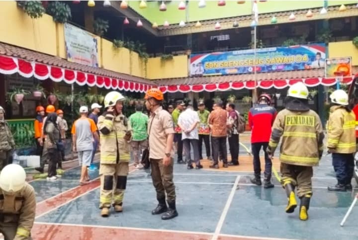 Personel Gulkarmat Padamkan Kebakaran Gudang Buku di SDN 04 Srengseng Sawah