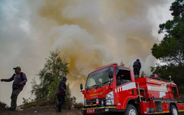 BNPB Sebut Kebakaran Gunung Bromo Meluas hingga 60 Hektare, Pemadaman Terkendala Medan Terjal