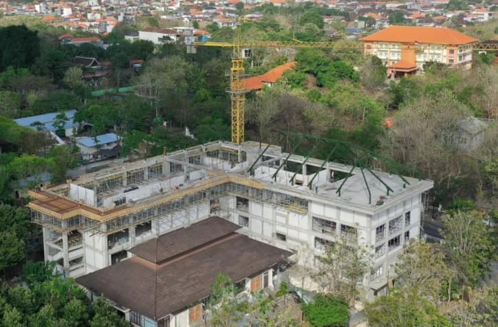Pembangunan Gedung Laboratorium L-SSIT Universitas Udayana Capai Progres 47,11 Persen