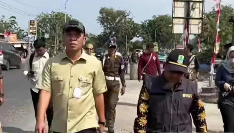 Bupati Karawang Pimpin Penertiban 90 Bangunan Liar untuk Benahi Akses Tol Karawang Timur