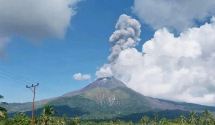 Gunung Lewotobi Laki-laki Kembali Erupsi, Kolom Abu Mencapai 800 Meter di Atas Puncak