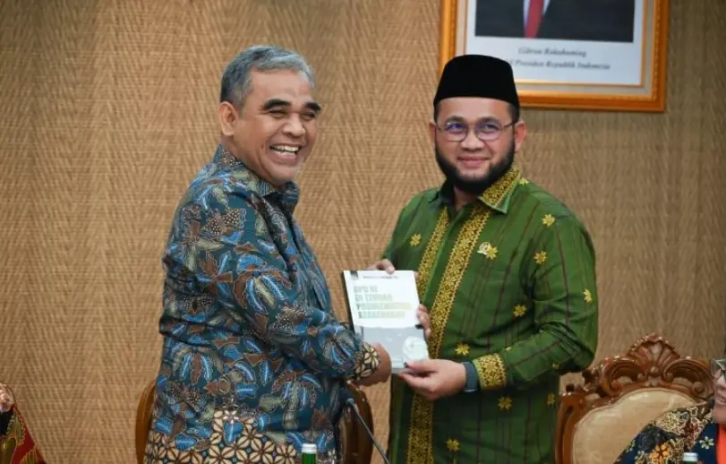 Ketua Kelompok DPD RI di MPR RI Serahkan Buku Dinamika Kedaerahan kepada Ketua MPR RI