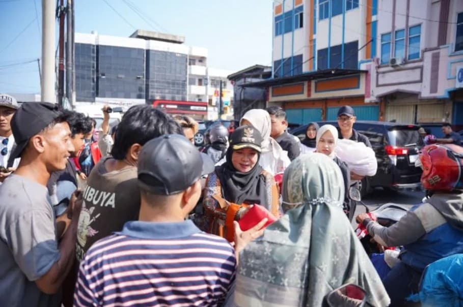 Pemkot Bandarlampung Bagikan 10 Ribu Bendera Merah Putih untuk Semarakkan HUT ke-81 RI