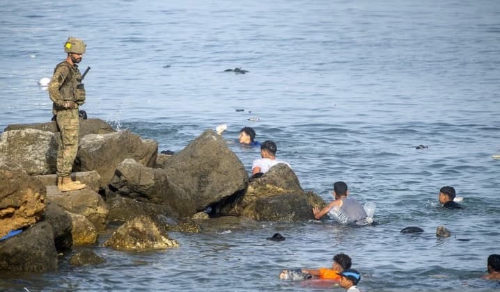 Ratusan Migran Terdampar di Pantai Ceuta dan Kesulitan Mengajukan Suaka ke Spanyol