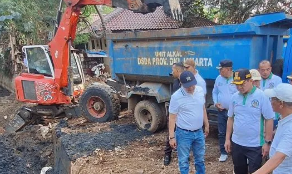 Pemkot Jaksel Percepat Pengerukan Saluran PHB Taman Alfa, Ditargetkan Rampung September