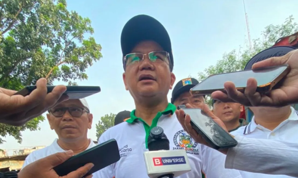 Pemkot Jaksel Keruk Saluran PHB Alfa Indah, Sedimen Tutup Aliran hingga 90 Persen
