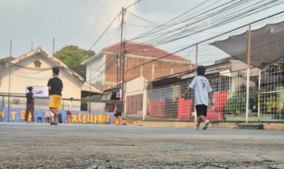 Warga Baros Menabung Air Hujan di Bawah Lapangan untuk Hadapi Musim Kemarau