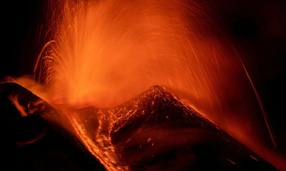 Erupsi Gunung Etna Paksa Bandara Catania Menutup Penerbangan Masuk dan Keluar