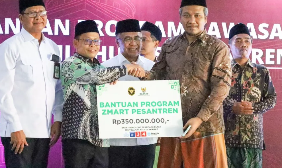 Baznas dan Menko PM Salurkan Bantuan untuk Perkuat Ekonomi Pesantren dan Masjid di Gresik