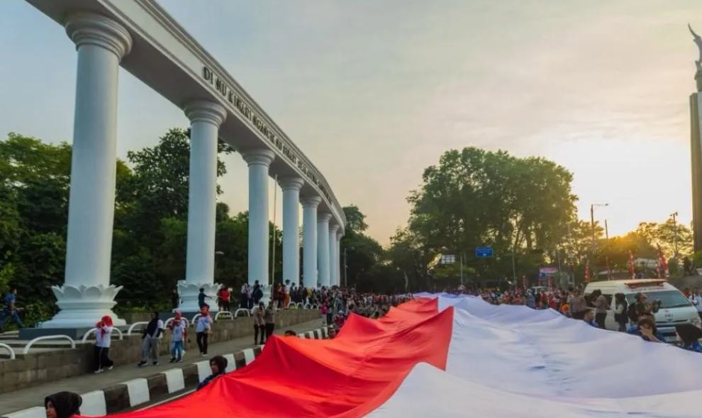 Ribuan Warga Bogor Mengarak Merah Putih Raksasa 500 Meter untuk Semarakkan HUT Ke-81 RI