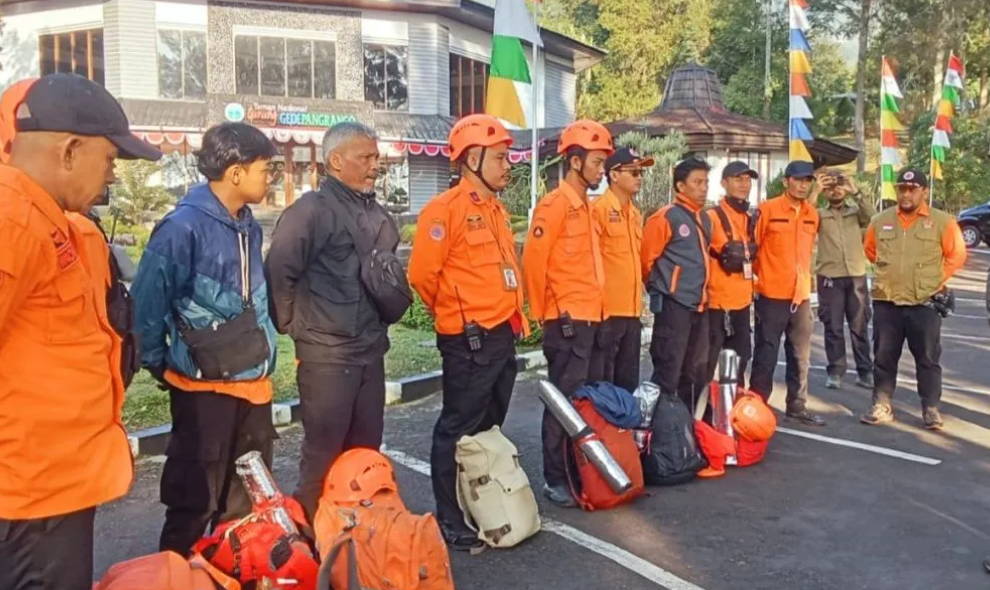 BPBD Cianjur Kerahkan 25 Petugas untuk Padamkan Kebakaran di Kawasan Gunung Gede