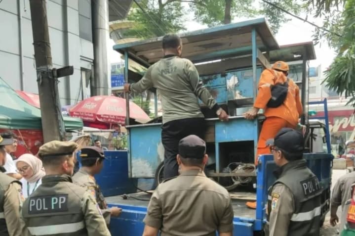 Pemkot Jakarta Selatan Tertibkan Spanduk dan PKL Jelang HUT Ke-81 RI