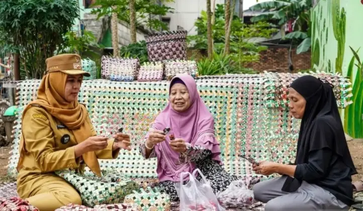 Kelurahan Paseban Kembangkan Sampah Plastik Menjadi Kerajinan Bernilai Ekonomi