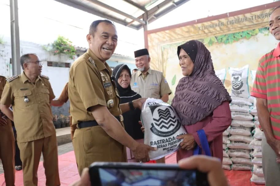 Pemkot Cimahi Salurkan Rastrada kepada 2.227 KPM untuk Jaga Ketahanan Pangan Saat Kemarau Panjang