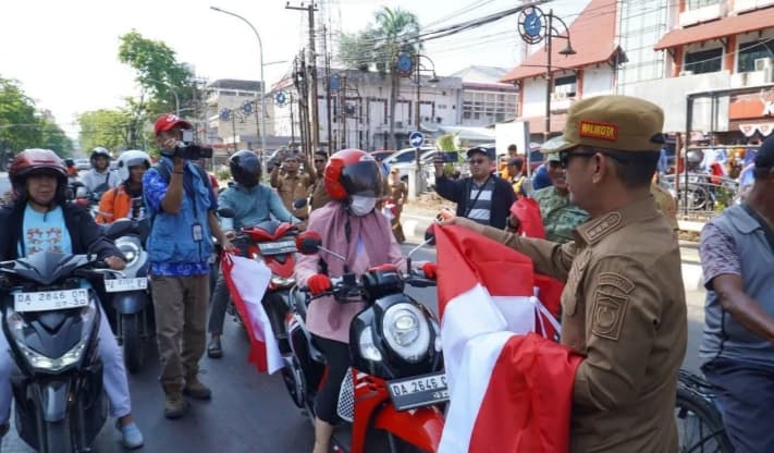 Pemkot Banjarmasin Bagikan Ribuan Bendera Merah Putih untuk Semarakkan HUT Ke-81 RI