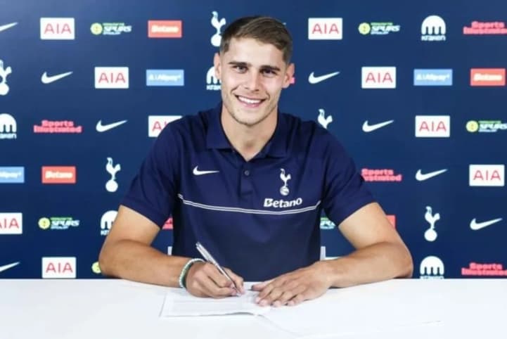 Tottenham Hotspur Memperpanjang Kontrak Micky van de Ven setelah Sang Bek Menjadi Pilar Pertahanan Spurs