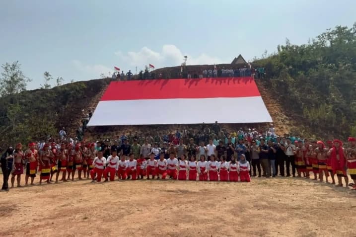 Ribuan Bendera Merah Putih Berkibar di Perbatasan Indonesia-Malaysia, Warga Tegaskan Kedaulatan NKRI