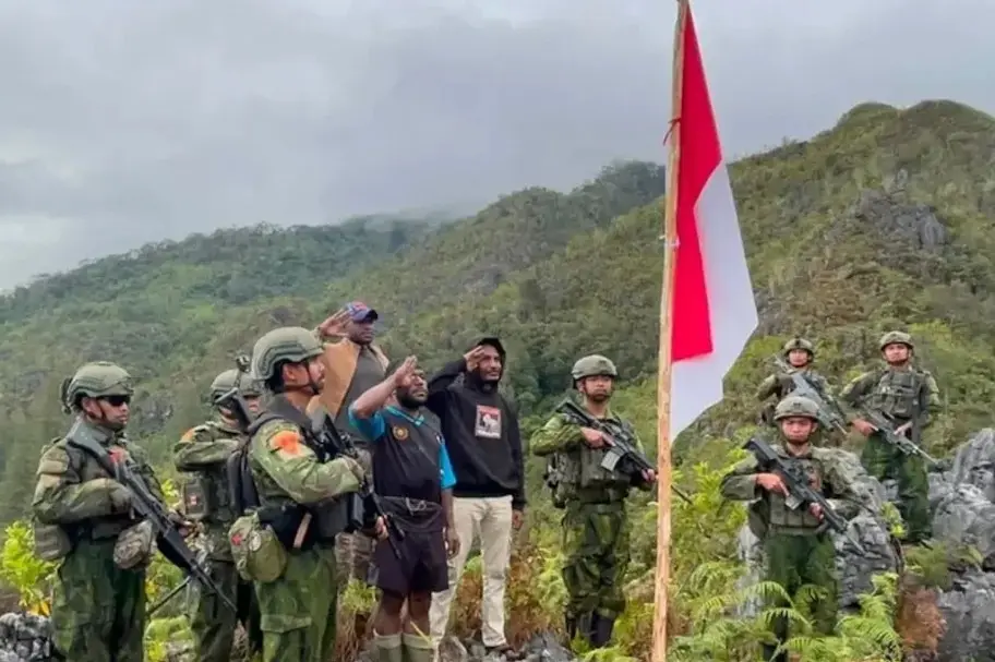 TNI dan Warga Papua Kibarkan Merah Putih di Gunung, Perkuat Nasionalisme Jelang HUT RI