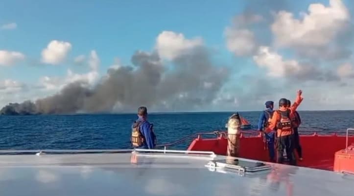 KMP Putri Yasmin Terbakar di Selat Lombok, Tim SAR Kerahkan Kapal hingga Helikopter untuk Evakuasi