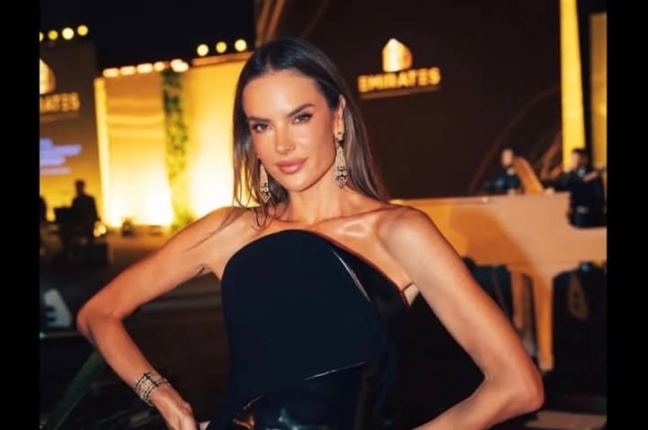 Alessandra Ambrosio Mengumumkan Pertunangan dengan Buck Palmer Setelah Dilamar di Sumba