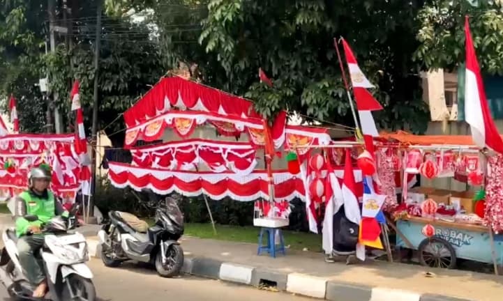 Penjualan Bendera Merah Putih Anjlok Jelang HUT ke-81 RI, Pedagang di Pasar Minggu Berharap Ekonomi Pulih