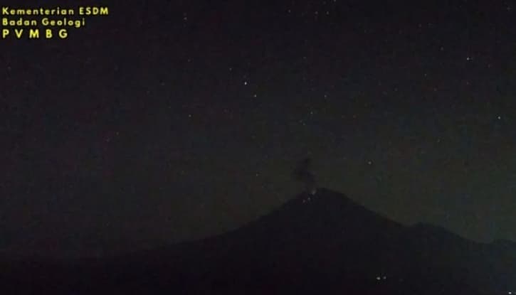 Gunung Semeru Erupsi Berulang Dini Hari, Gemuruh Kuat Terdengar dan Kolom Abu Capai 900 Meter