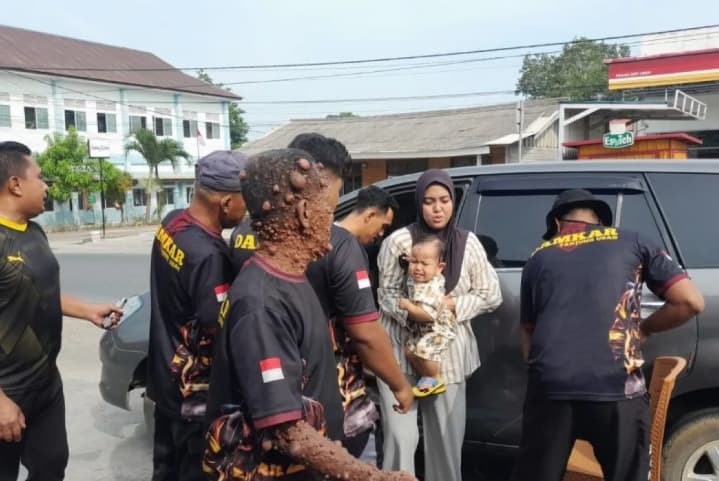 Balita Terkunci di Mobil Kepanasan, Damkar Bintan Berhasil Menyelamatkannya dalam 20 Menit