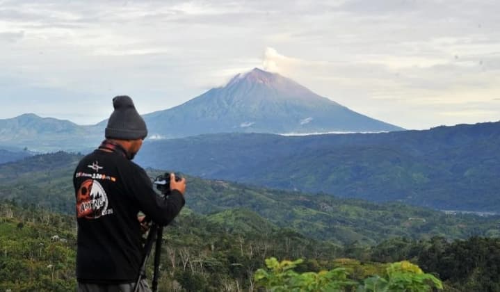 Ratusan Pendaki Akan Rayakan HUT Ke-81 RI di Puncak Gunung Kerinci