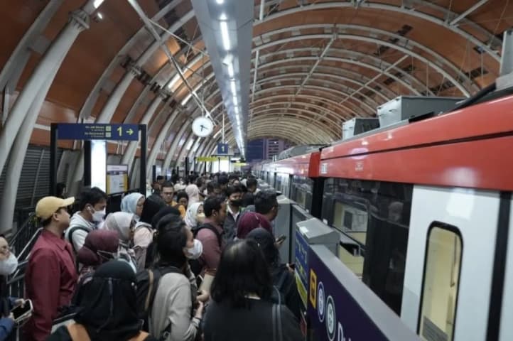 LRT Jabodebek Perpanjang Layanan hingga Lewat Tengah Malam dan Terapkan Tarif Rp8 pada 17 Agustus