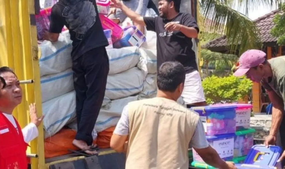 PMI NTB Menyalurkan 300 Paket Bantuan untuk Korban Gempa NTT