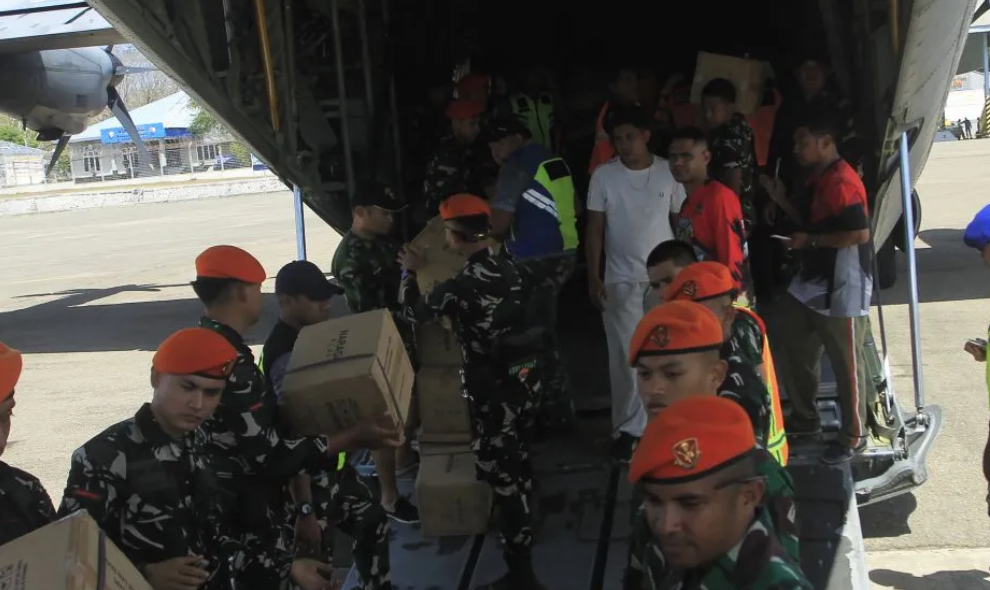 TNI AU Mendistribusikan 13 Ton Bantuan untuk Korban Gempa Magnitudo 7,7 di Flores