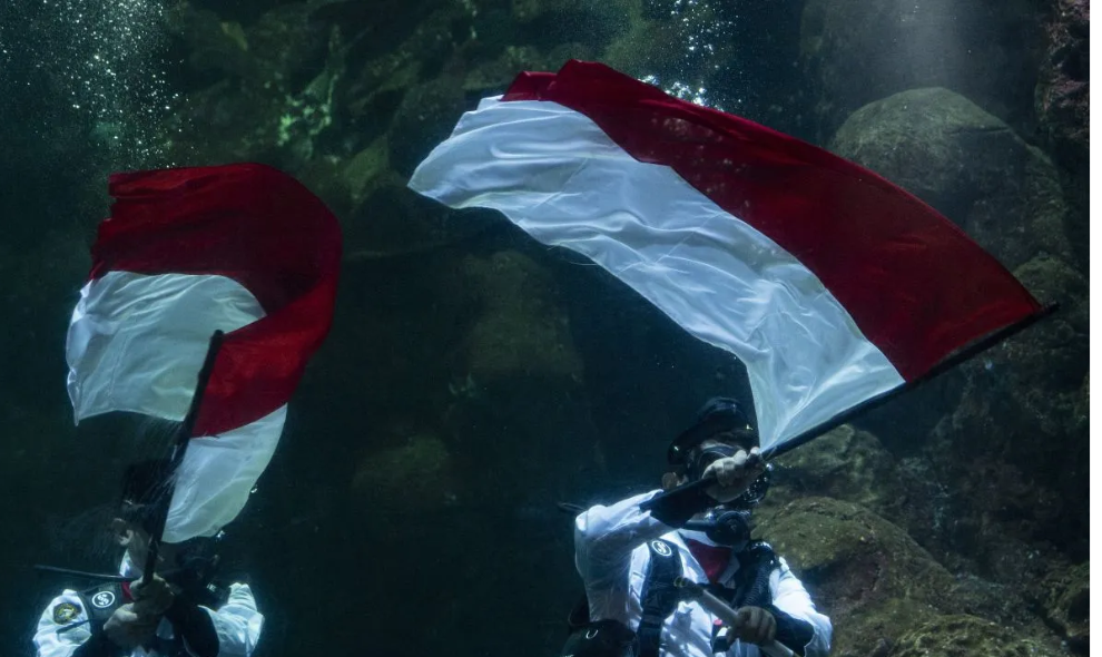 Ancol Kibarkan Merah Putih di Akuarium Hiu untuk Meriahkan HUT Ke-81 RI