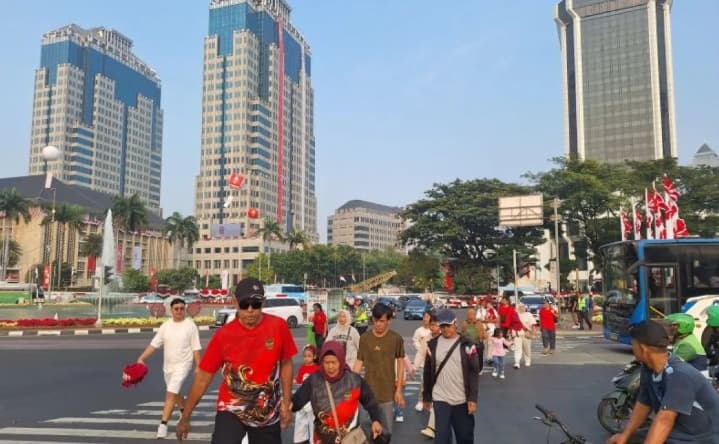 Warga Padati Monas Sejak Pagi untuk Saksikan Kirab Bendera Pusaka HUT Ke-81 RI