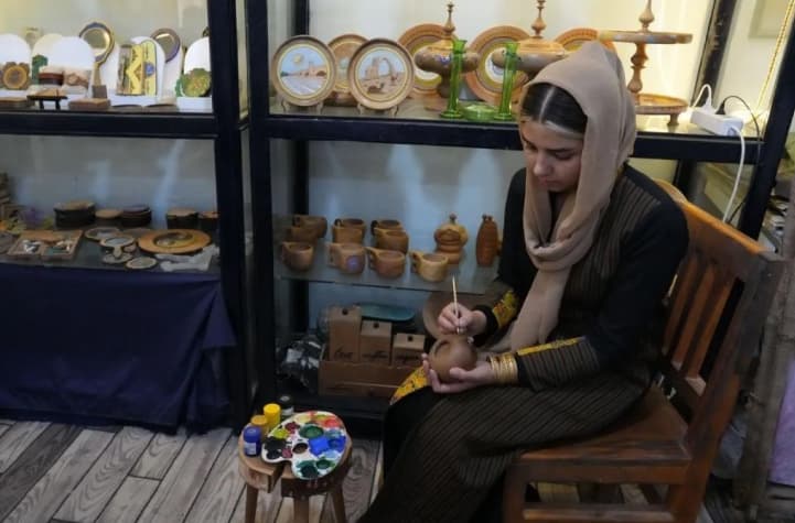 Perempuan Afghanistan Memilih Bekerja dan Berkarya untuk Mengatasi Depresi