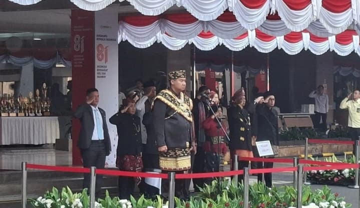 Menteri PKP Maruarar Sirait Kenakan Baju Adat Lampung saat Pimpin Upacara HUT Ke-81 RI