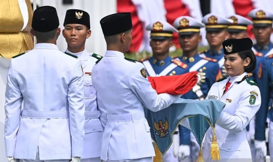 Celina Olivia Apriani Theo Membawa Baki Bendera Pusaka pada Upacara HUT Ke-81 RI di Istana Merdeka
