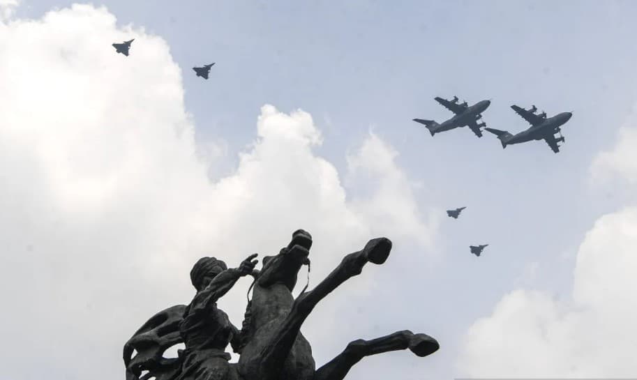 Rafale dan A400M TNI AU Jalani Flypast Perdana, Unjuk Manuver di Langit Istana Merdeka
