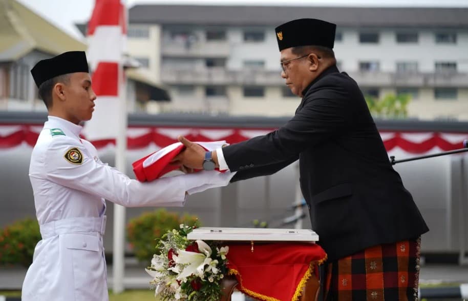 Paskibra KJRI Kuching Kibarkan Merah Putih, Ratusan WNI Rayakan HUT Ke-81 RI dengan Haru