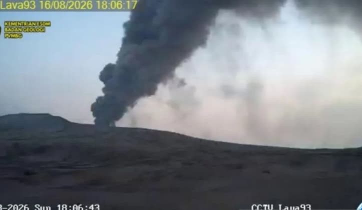 Gunung Anak Krakatau Meletus Delapan Kali dan Semburkan Lava Pijar, Status Tetap Siaga