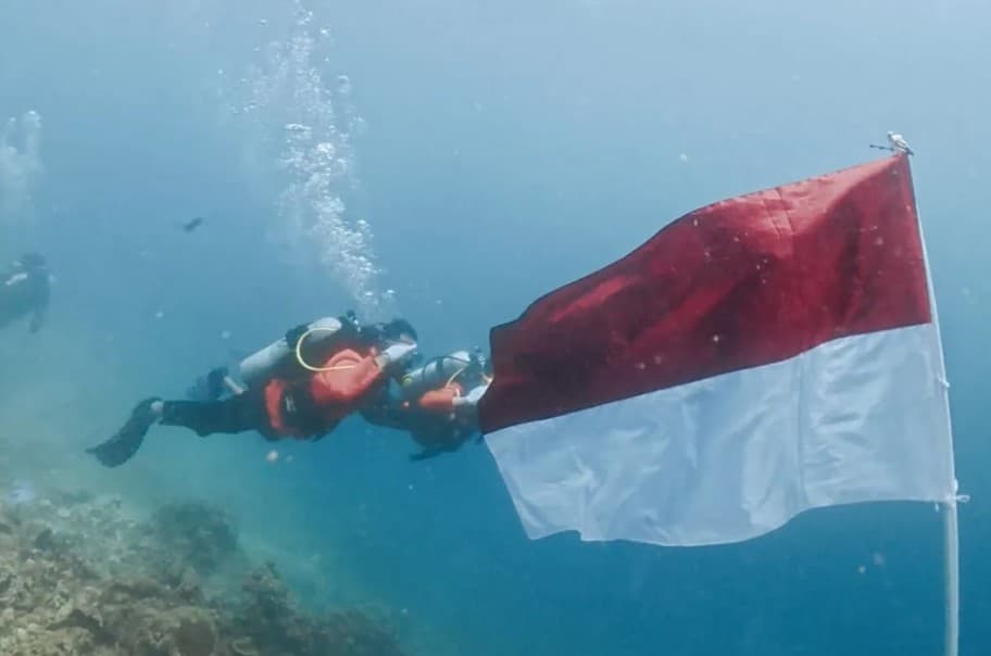 Basarnas Kupang Kibarkan Merah Putih di Bawah Laut, Kirim Solidaritas untuk Korban Gempa Flores