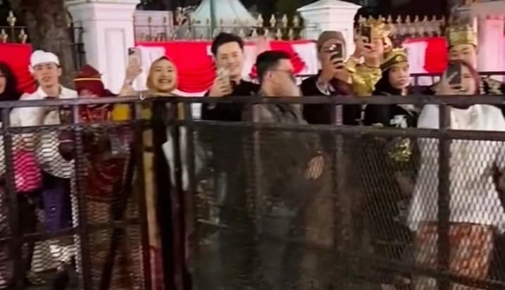Warga dari Berbagai Daerah Mengantre Sejak Dini Hari demi Mengikuti Upacara HUT Ke-81 RI di Istana