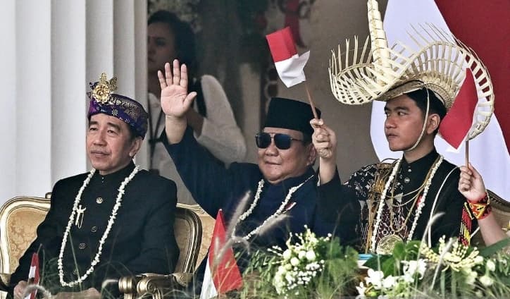 Prabowo Tersenyum Diapit Jokowi dan Gibran saat Menyaksikan Hiburan HUT Ke-81 RI