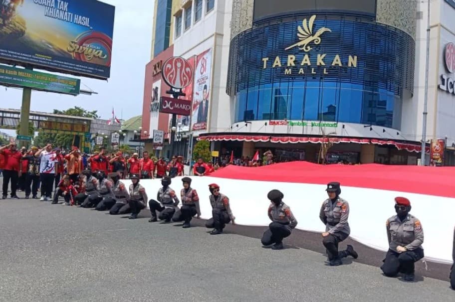 Bendera Merah Putih Raksasa Dibentangkan di Tarakan, Pengendara Turun dan Nyanyikan Indonesia Raya