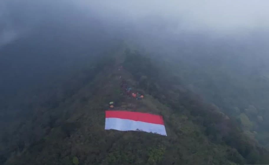 Ratusan Pendaki Bentangkan Merah Putih Raksasa di Gunung Sangar untuk Peringati HUT ke-81 RI