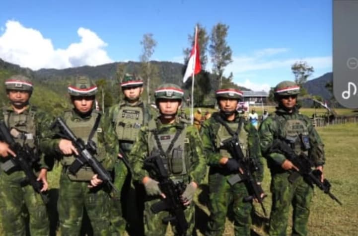 Prajurit TNI Koops Habema Mengibarkan Merah Putih di Pedalaman Intan Jaya