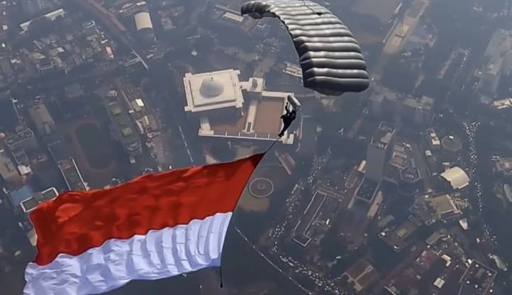17 Penerjun Kopassus Menuntaskan Victory Jump dari Ketinggian 10.000 Kaki di Monas