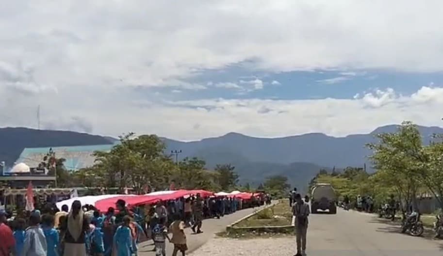 Warga dan TNI-Polri Bentangkan Merah Putih 81 Meter di Mamberamo Tengah untuk Rayakan Kemerdekaan